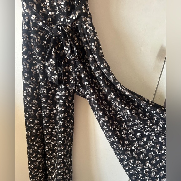 Max Studio (Nordstrom) Crepe Short-Sleeve Floral Jumpsuit - NWT - Picture 5 of 6